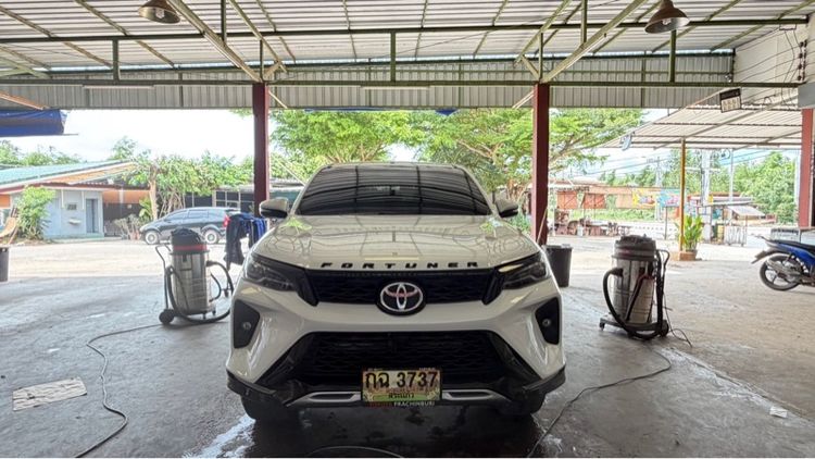 รถ Toyota Fortuner 2.4 G สี ขาว