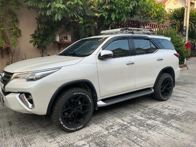 รถ Toyota Fortuner 2.4 V สี ขาว