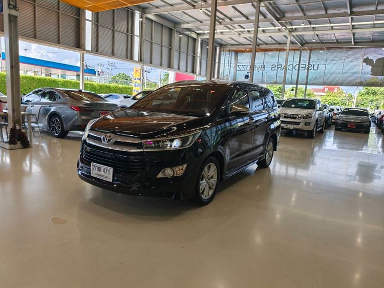 รถ Toyota Innova 2.8 Crysta V สี ดำ