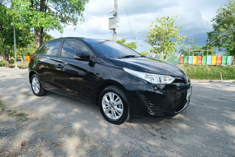 รถ Toyota Yaris 1.2 E สี ดำ