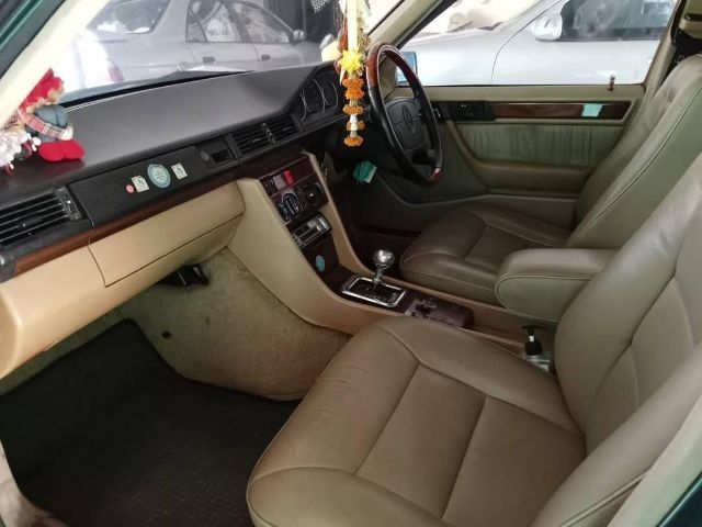 Mercedes-Benz E-Class 1995 E280 Sedan เบนซิน ไม่ติดแก๊ส เกียร์อัตโนมัติ ดำ รูปที่ 3