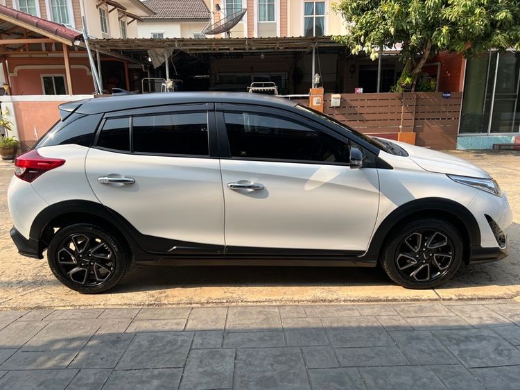 รถ Toyota Yaris 1.2 High Cross สี ขาว