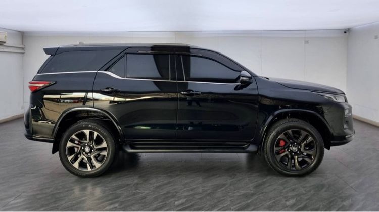 Toyota Fortuner 2024 2.8 GR Sport 4WD Utility-car ดีเซล เกียร์อัตโนมัติ ดำ รูปที่ 4