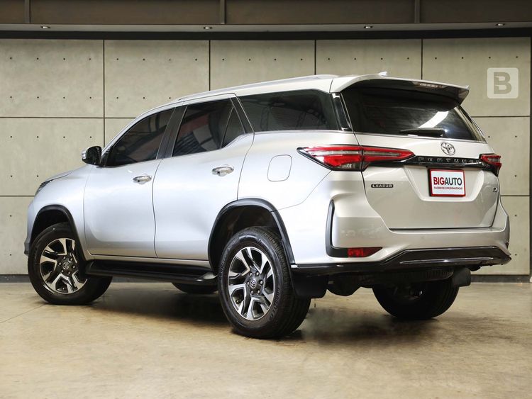 Toyota Fortuner 2022 2.4 Leader V 4WD Utility-car ดีเซล ไม่ติดแก๊ส เกียร์อัตโนมัติ บรอนซ์เงิน รูปที่ 4