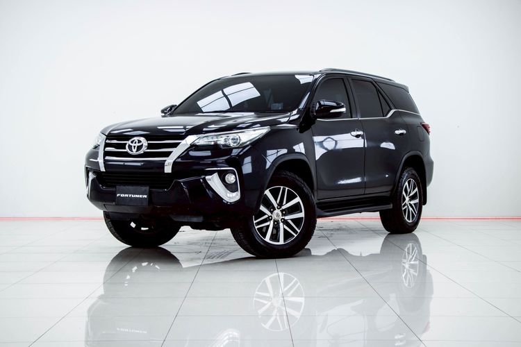 รถ Toyota Fortuner 2.4 V สี ดำ