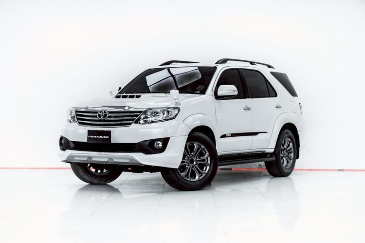 รถ Toyota Fortuner 3.0 TRD Sportivo 4WD สี ขาว