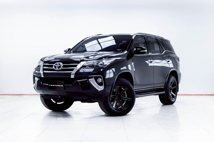 รถ Toyota Fortuner 2.4 V สี ดำ