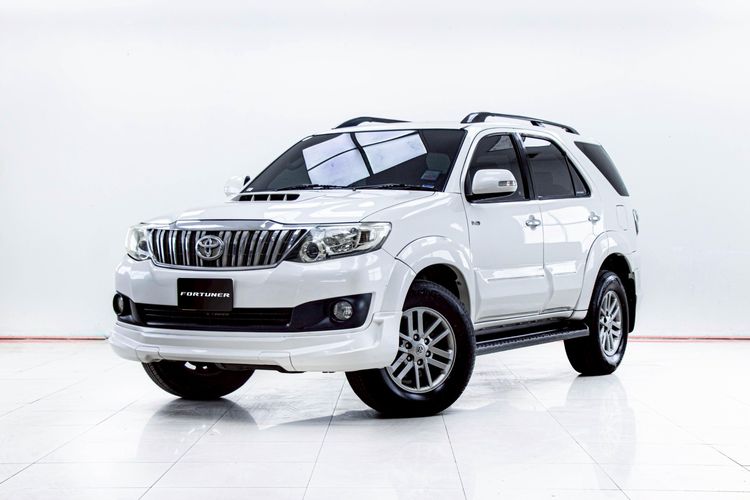 รถ Toyota Fortuner 3.0 V สี ขาว