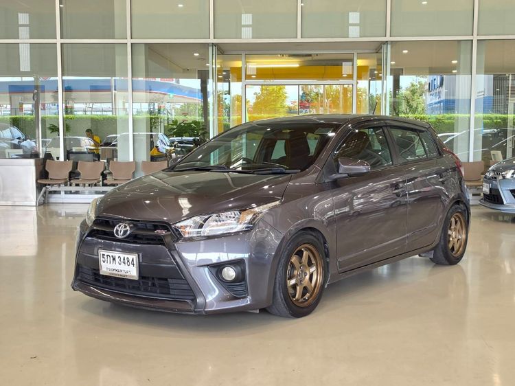 รถ Toyota Yaris 1.2 J สี น้ำตาล