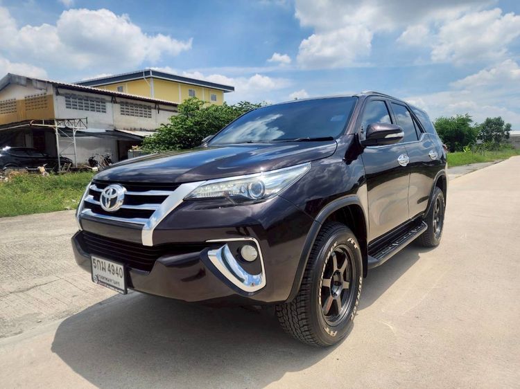 รถ Toyota Fortuner 2.4 V สี น้ำตาล