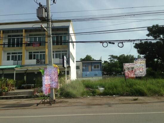 ให้เช่าที่ดินสินสาครอยู่ปากทางเข้าหมู่บ้านสินสาคร 