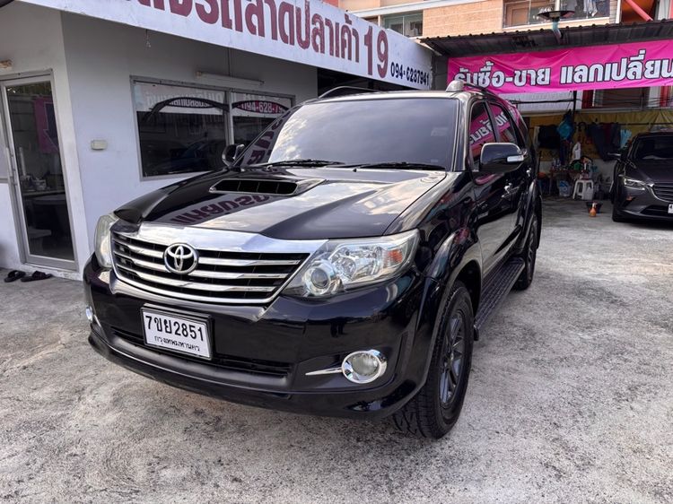 รถ Toyota Fortuner 3.0 V สี ดำ