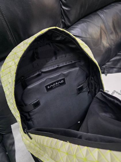 BAO BAO ISSEY MIYAKE Backpack ลายเรขาคณิต สีขาวครีมเส้นเหลือง ถุงผ้าและถุงกระดาษครบ รูปที่ 7