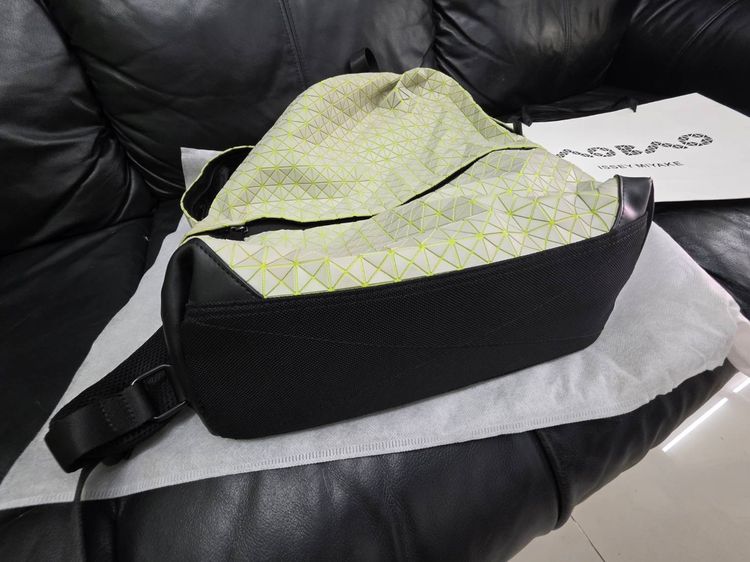 BAO BAO ISSEY MIYAKE Backpack ลายเรขาคณิต สีขาวครีมเส้นเหลือง ถุงผ้าและถุงกระดาษครบ รูปที่ 3