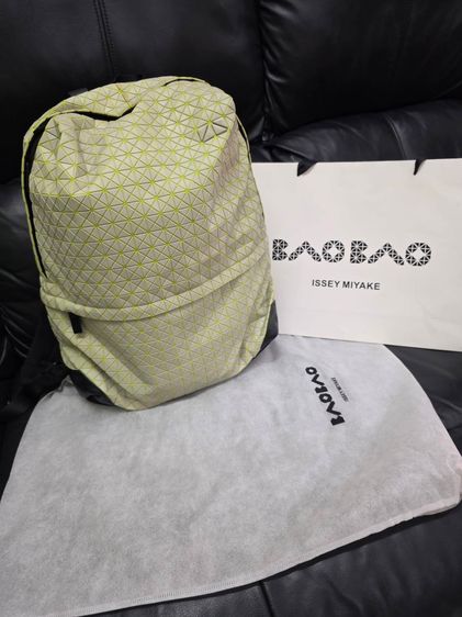 BAO BAO ISSEY MIYAKE Backpack ลายเรขาคณิต สีขาวครีมเส้นเหลือง ถุงผ้าและถุงกระดาษครบ รูปที่ 10