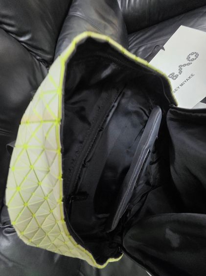 BAO BAO ISSEY MIYAKE Backpack ลายเรขาคณิต สีขาวครีมเส้นเหลือง ถุงผ้าและถุงกระดาษครบ รูปที่ 4