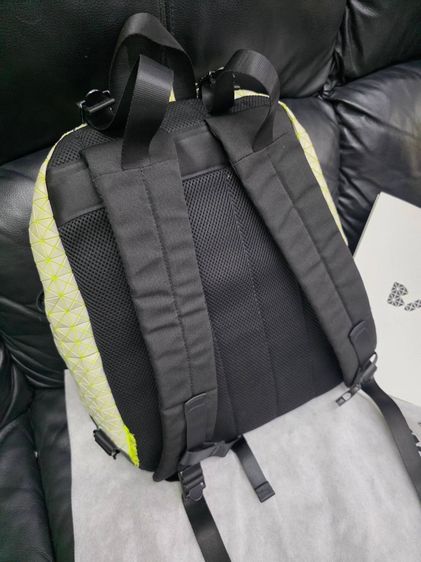 BAO BAO ISSEY MIYAKE Backpack ลายเรขาคณิต สีขาวครีมเส้นเหลือง ถุงผ้าและถุงกระดาษครบ รูปที่ 8