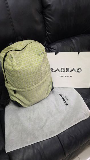 BAO BAO ISSEY MIYAKE Backpack ลายเรขาคณิต สีขาวครีมเส้นเหลือง ถุงผ้าและถุงกระดาษครบ รูปที่ 11