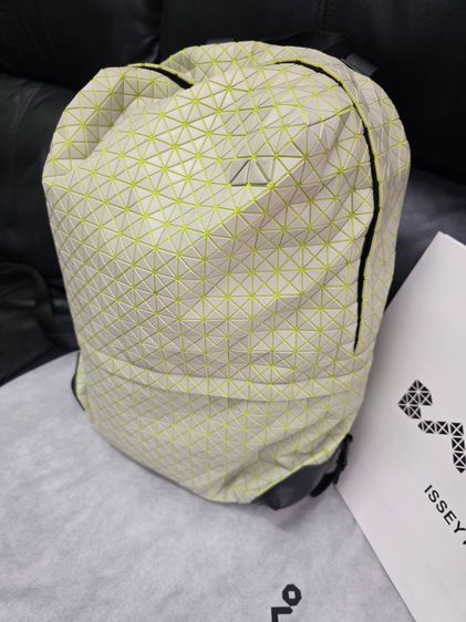BAO BAO ISSEY MIYAKE Backpack ลายเรขาคณิต สีขาวครีมเส้นเหลือง ถุงผ้าและถุงกระดาษครบ รูปที่ 9