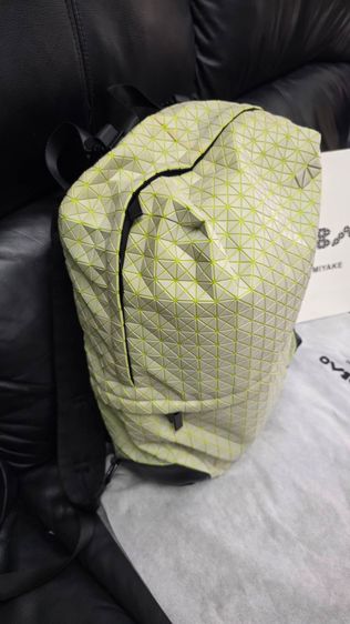 BAO BAO ISSEY MIYAKE Backpack ลายเรขาคณิต สีขาวครีมเส้นเหลือง ถุงผ้าและถุงกระดาษครบ รูปที่ 12