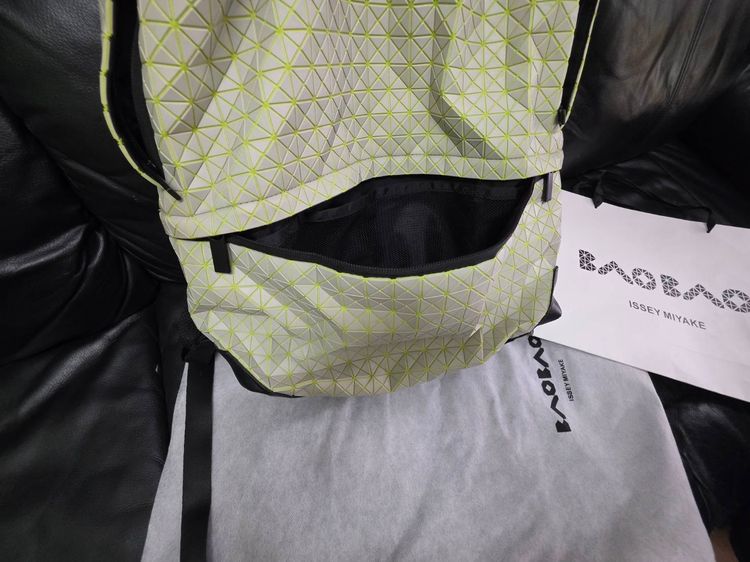 BAO BAO ISSEY MIYAKE Backpack ลายเรขาคณิต สีขาวครีมเส้นเหลือง ถุงผ้าและถุงกระดาษครบ รูปที่ 2