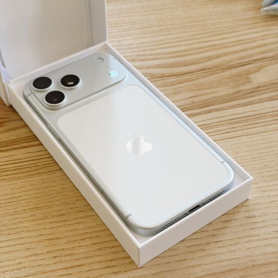 มือสอง iPhone 17 Pro Max ความจุ 256 GB สี Silver ขาวเครื่องใหม่มากๆ ไร้ตำหนิ ประกันเหลือ รูปที่ 3