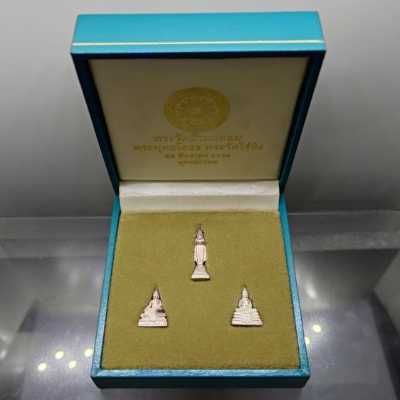 ชุดพระสามพี่น้อง เนื้อเงิน 99.99 "พระพุทธโสธร พระบ้านแหลม พระวัดไร่ขิง พ.ศ.2539 พร้อมกล่องเดิม จัดสร้างน้อย