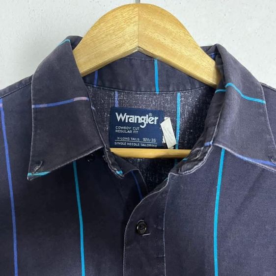 เสื้อเชิ้ต Wrengler แท้ 💯 size ขนาด อก 22.5 ยาว 29.5 นิ้ว สภาพดีมาก ดีเทลสวย เนื้อผ้าดีมากดีมาก หายากน่าสะสมครับ รูปที่ 4