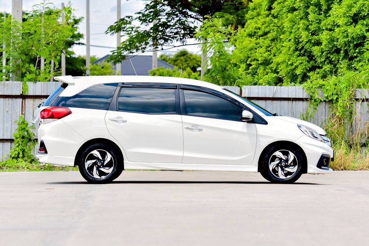 Honda Mobilio 2015 1.5 RS Utility-car เบนซิน ไม่ติดแก๊ส เกียร์อัตโนมัติ ขาว รูปที่ 3