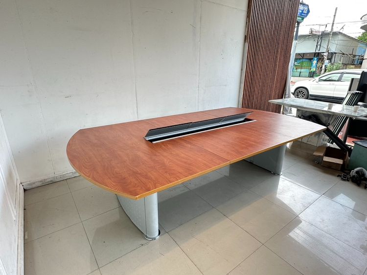 โต๊ะประชุม 6-8 ที่นั่ง ท็อปไม้ MDF มีรางไฟ ฝาอลูมิเนียม สีน้ำตาลลายไม้ รูปที่ 3