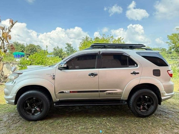 รถ Toyota Fortuner 3.0 V สี บรอนซ์เงิน