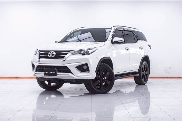 รถ Toyota Fortuner 2.8 TRD Sportivo สี ขาว