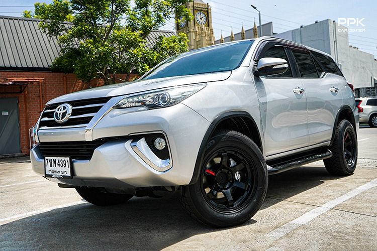 รถ Toyota Fortuner 2.4 V สี เทา