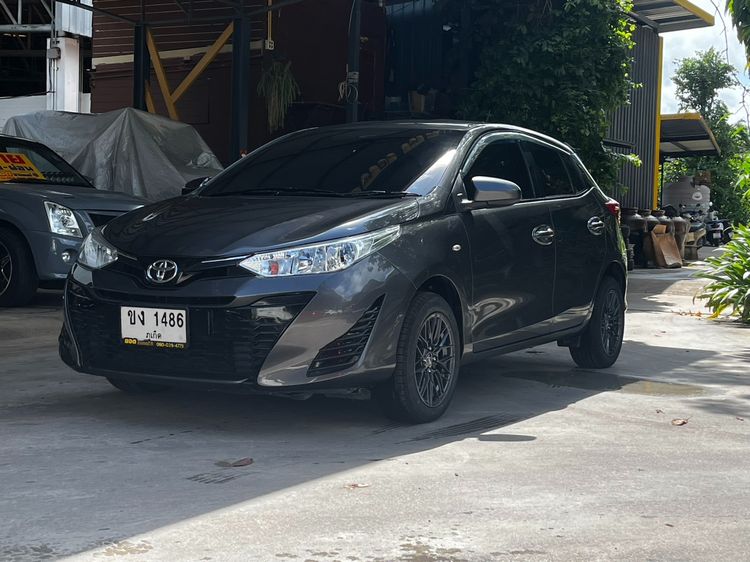 รถ Toyota Yaris ATIV 1.2 Sport Premium สี เทา