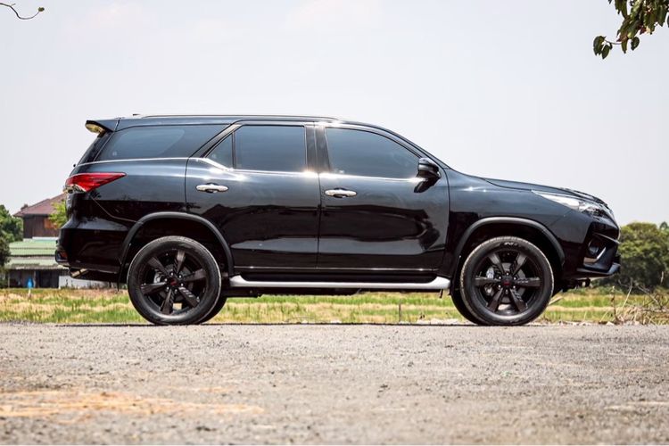 Toyota Fortuner 2018 2.8 V TRD Sportivo II Black Top 4WD Utility-car ดีเซล ไม่ติดแก๊ส เกียร์อัตโนมัติ ดำ รูปที่ 4