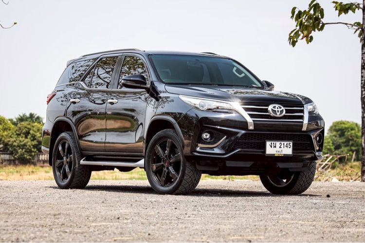 Toyota Fortuner 2018 2.8 V TRD Sportivo II Black Top 4WD Utility-car ดีเซล ไม่ติดแก๊ส เกียร์อัตโนมัติ ดำ รูปที่ 3