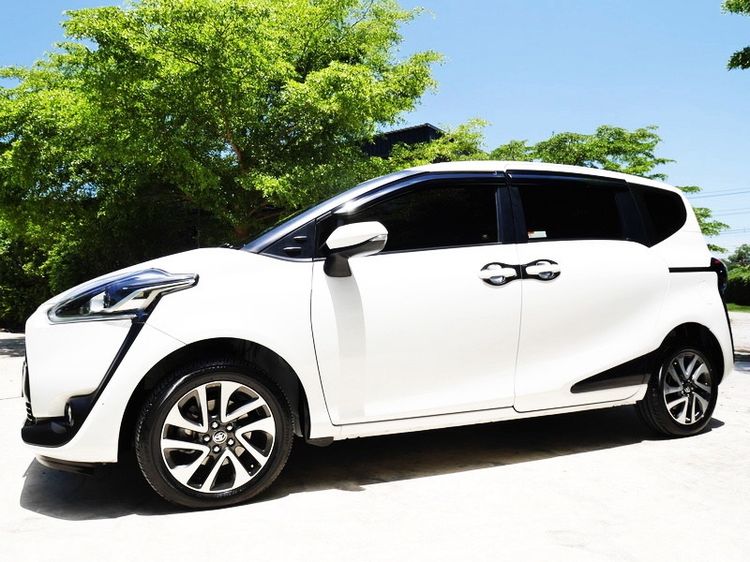 รถ Toyota Sienta 1.5 V สี ขาว