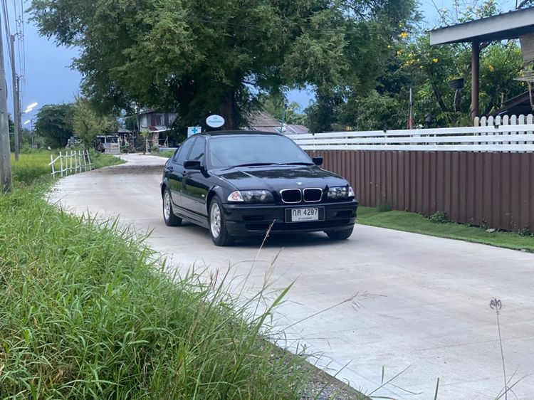รถ BMW Series 3 318i สี ดำ