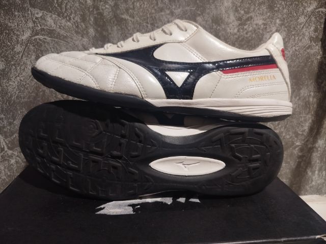 ผู้ชาย ขาว รองเท้าฟุตบอล Mizuno Morelia M8 TF 100 ปุ่มตัวท็อป หนังจิงโจ้ ไซด์ 42.5 หรือ 270