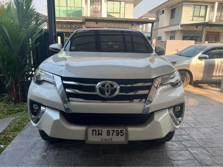 รถ Toyota Fortuner 2.4 V สี ขาว