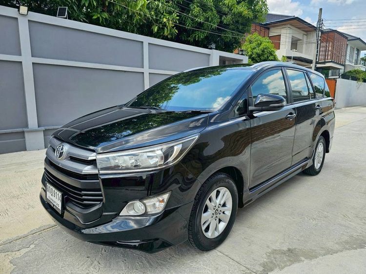รถ Toyota Innova 2.8 Crysta G สี ดำ