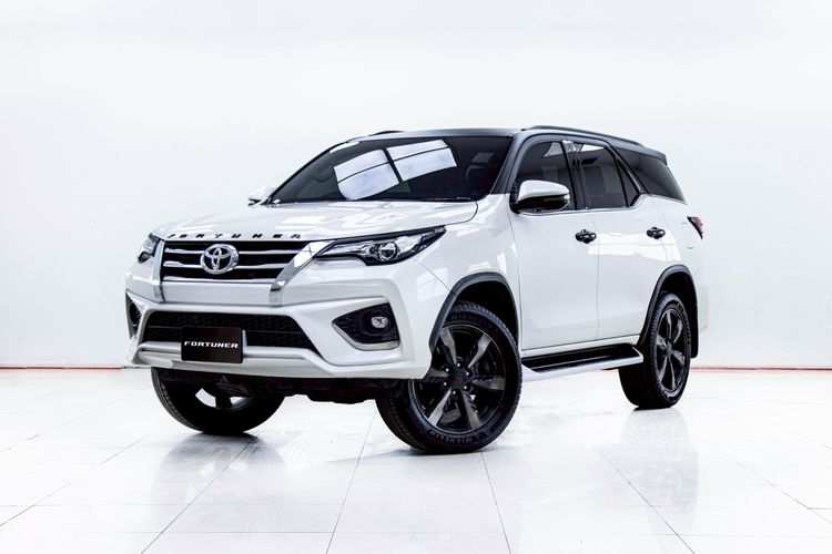 รถ Toyota Fortuner 2.8 TRD Sportivo 4WD สี ขาว
