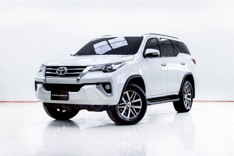 รถ Toyota Fortuner 2.4 V สี ขาว