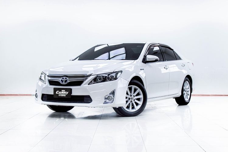 รถ Toyota Camry 2.5 HV สี ขาว
