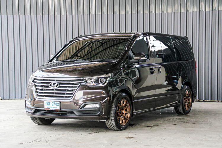 รถ Hyundai H-1  2.5 Deluxe สี น้ำตาล