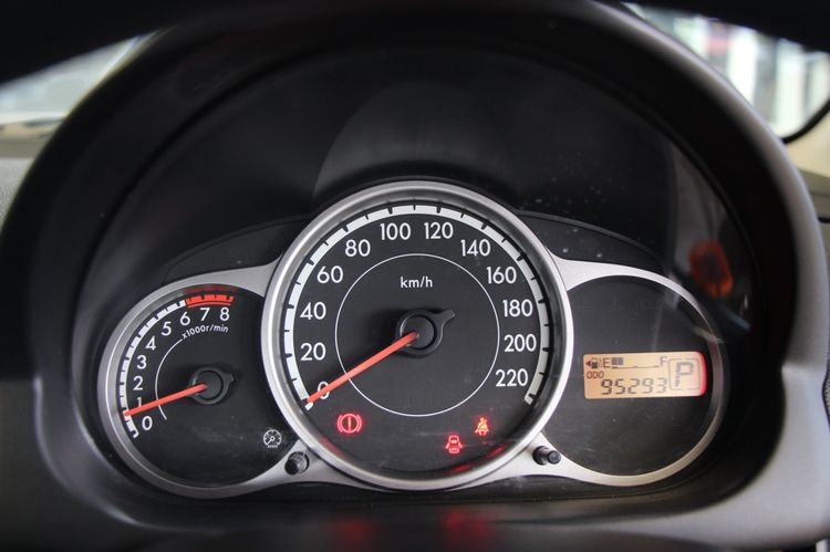Mazda Mazda 2 2014 1.5 Elegance Spirit Sedan เบนซิน ไม่ติดแก๊ส เกียร์อัตโนมัติ ดำ รูปที่ 4