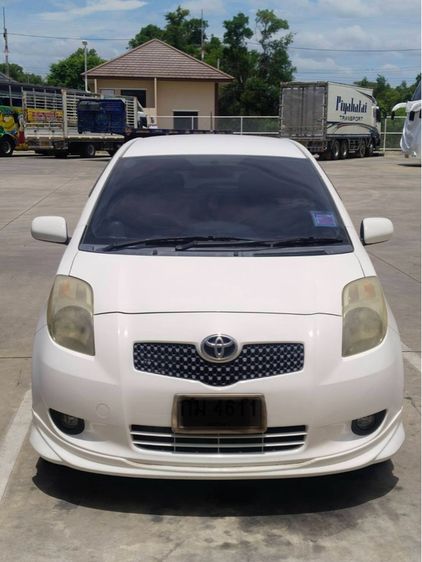 รถ Toyota Yaris 1.5 J สี ขาว