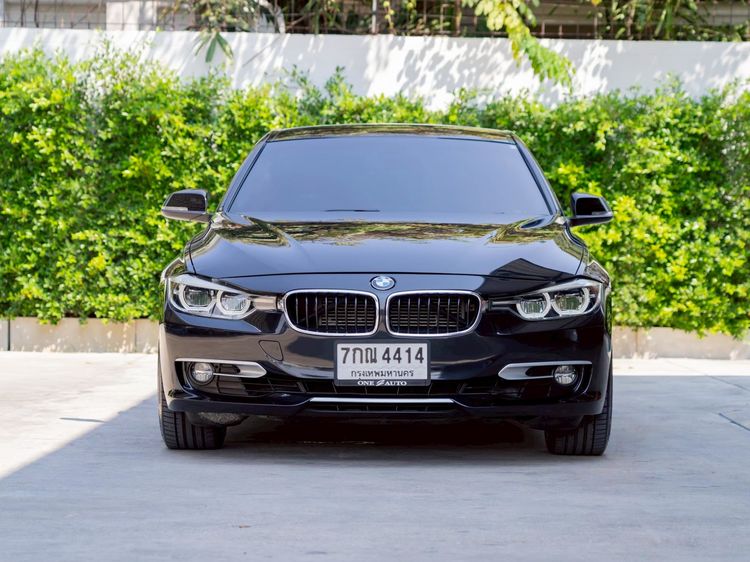 BMW Series 3 2018 330e Sedan ปลั๊กอินไฮบริด (PHEV) ไม่ติดแก๊ส เกียร์อัตโนมัติ ดำ รูปที่ 2