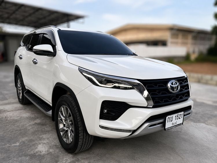 รถ Toyota Fortuner 2.4 V สี ขาว