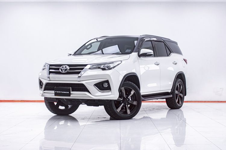 รถ Toyota Fortuner 2.8 TRD Sportivo 4WD สี ขาว